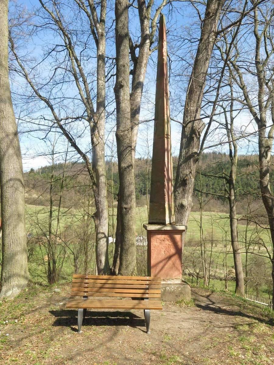 Obelisk v parku u zámku ve Valči